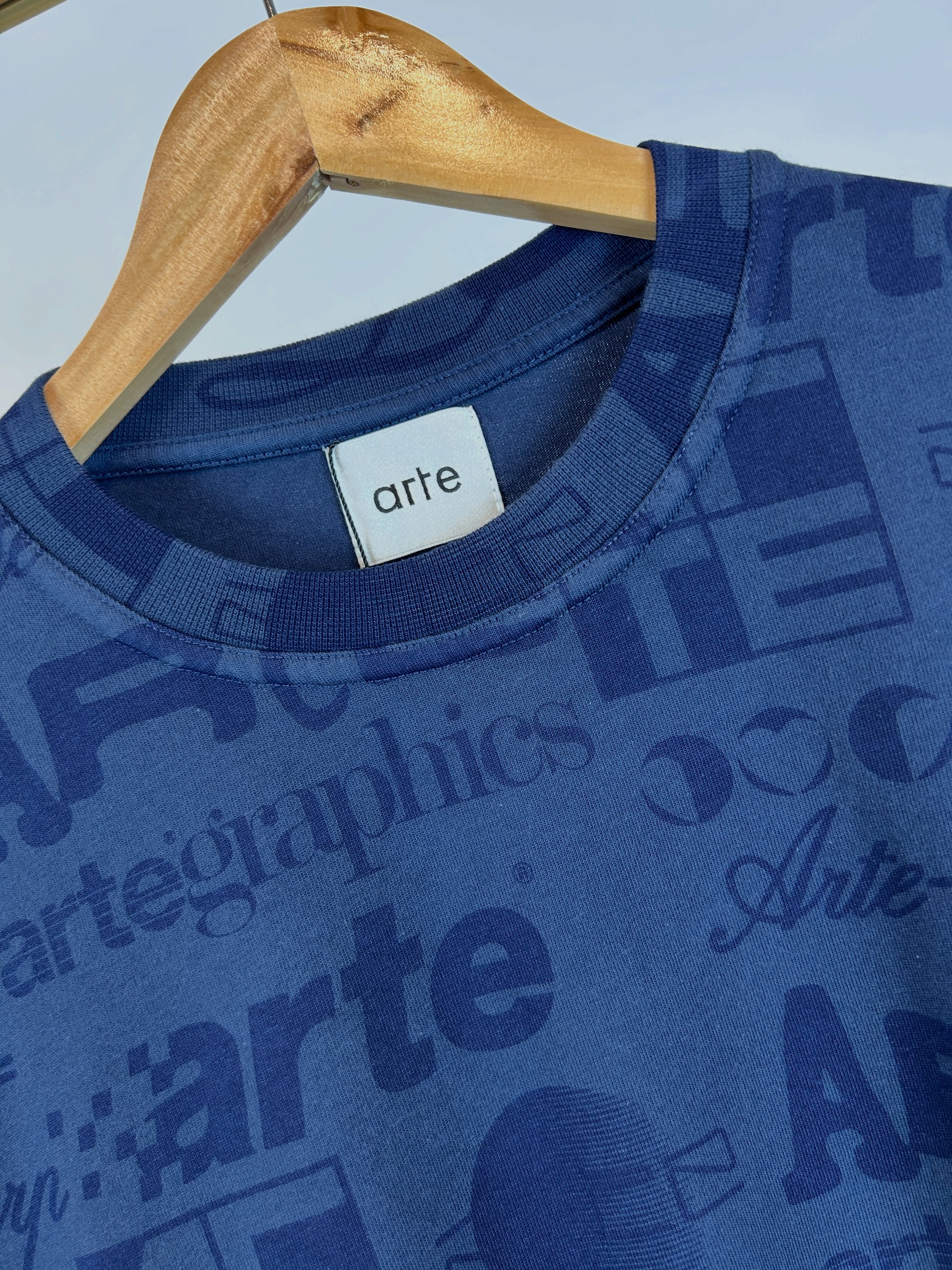 T-shirt manches longues Arte 
Saison Automne Hiver 2026 
en boutique chez Granite  à Porto-Vecchio