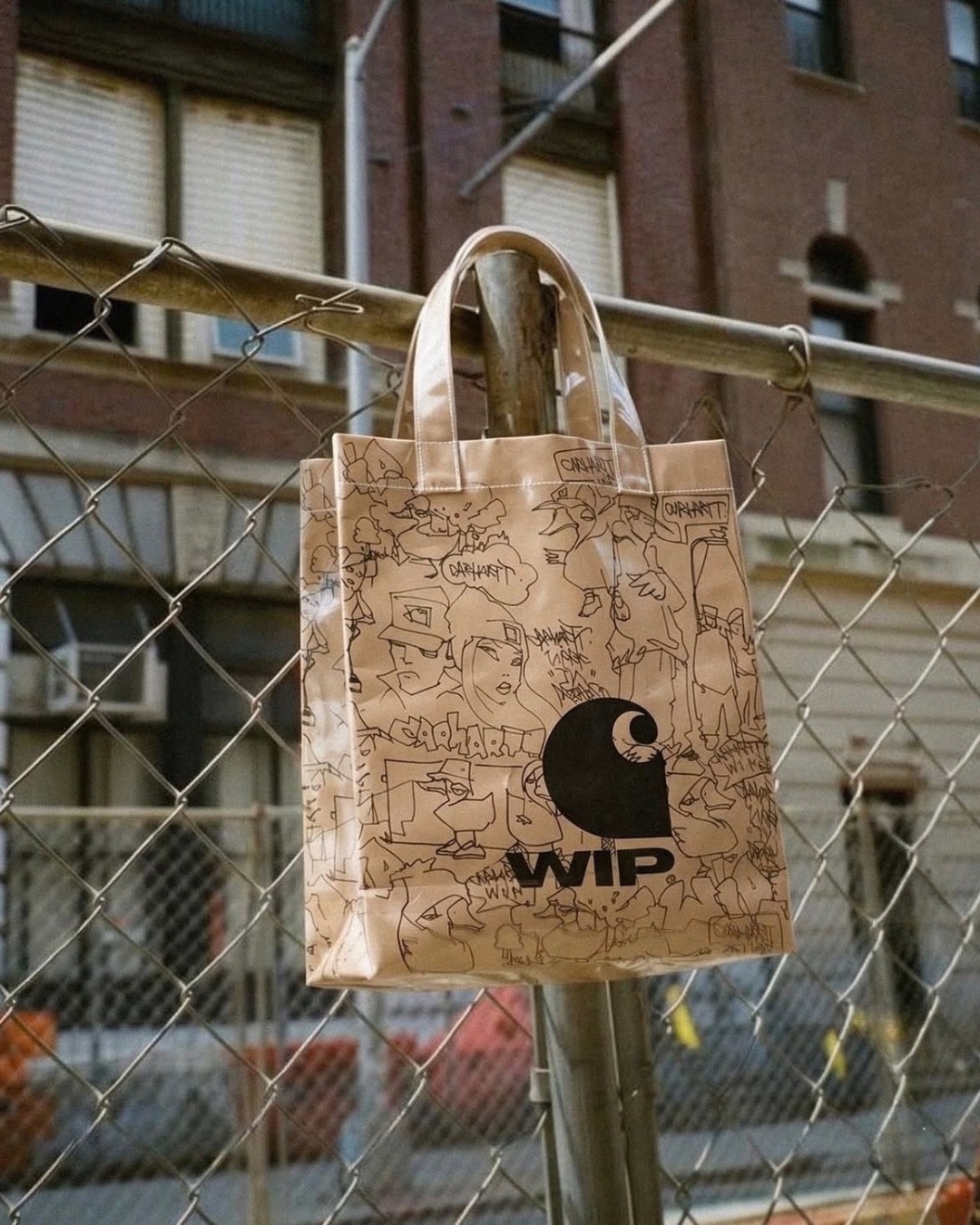Blinkerfluid paper bag est un sac cabas conçu par Carhartt Wip avec un imprimé graphique de l'artiste Blinkerfluid…