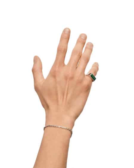 Main portant une bague et un bracelet argent au poignet