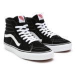 Paire de baskets noires et blanches