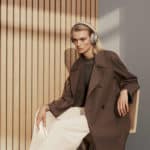 Femme assise portant un casque de musique sur la tête