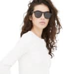 Femme portant des lunettes de soleil rondes noires