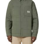 Mannequin portant une veste verte et un pantalon beige