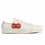 Basket basse blanche avec un coeur rouge