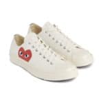 Paire de baskets basses blanches et rouges