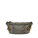Sac banane vert vue de face sur fond blanc