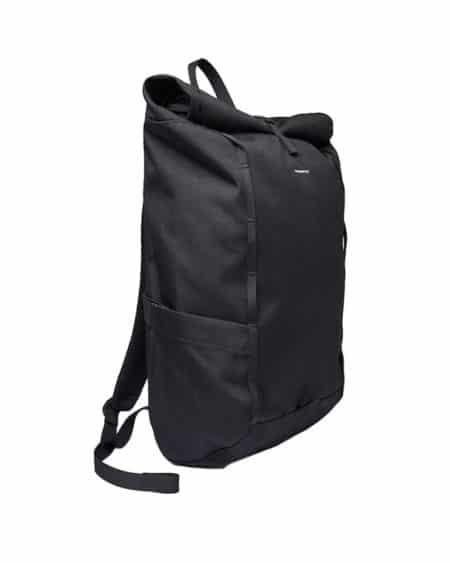 Sac à dos noir vue de profile sur fond blanc