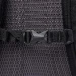 Zoom sur une sangle noire d'un sac à dos