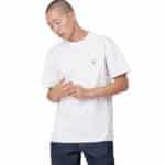 Homme portant un t-shirt à manches courtes blanc et un jean bleu foncé vue de face