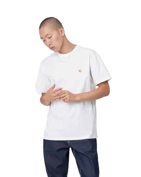 Homme portant un t-shirt à manches courtes blanc et un jean bleu foncé vue de face