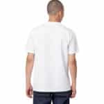 Homme portant un t-shirt à manches courtes blanc et un jean bleu foncé vue de dos