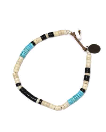 Bracelet de perles plates blanches, noires et bleues vue de dessus sur fond blanc