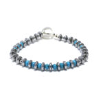 Bracelet argent avec perles bleues sur fond blanc