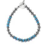 Bracelet argent avec perles bleues sur fond blanc vue de dessus