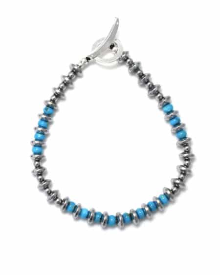 Bracelet argent avec perles bleues sur fond blanc vue de dessus