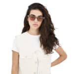 Femme portant des lunettes de soleil rectangulaires grises avec verres marron clair