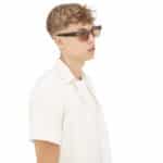 Homme portant des lunettes de soleil rectangulaires grises avec verres marron clair