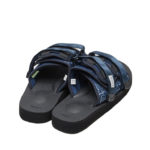 Paire de sandales noires et bleues à lanières vue arrière moto cab bandana suicoke