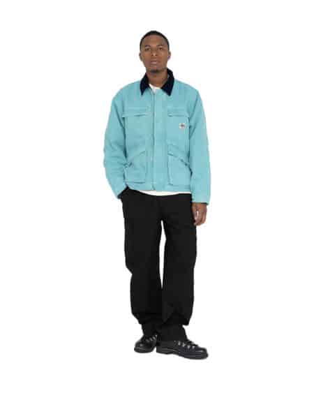 Homme portant une veste bleue et un pantalon noir vue de face