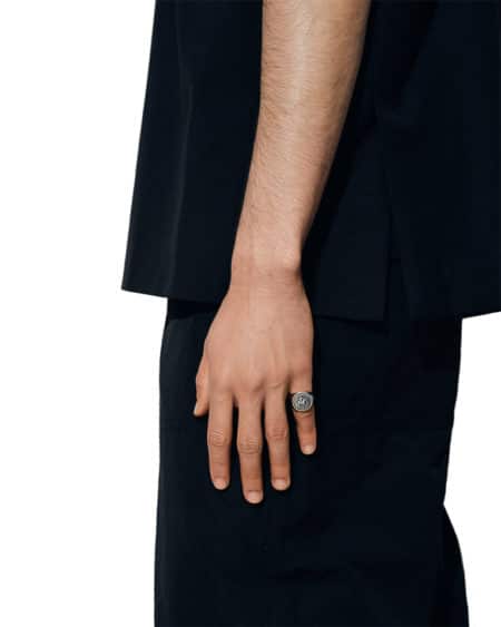 Homme portant une bague chevalière argent Tom Wood