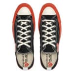 Paire de baskets Comme Des Garçons Play x Converse noires avec lacets blancs vue de dessus