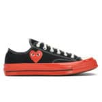 Basket Comme Des Garçons Play x Converse basse noire avec semelle rouge