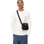 Homme portant le sac Essentials Small Black de la marque Carhartt