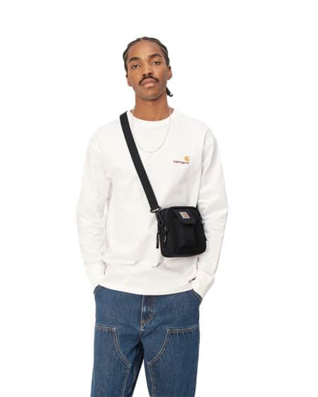 Homme portant le sac Essentials Small Black de la marque Carhartt