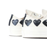 converse comme des garçons basses multi coeurs de couleur blanche vue de près sur fond blanc