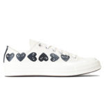 converse comme des garçons basses multi coeurs de couleur blanche vue de coté sur fond blanc