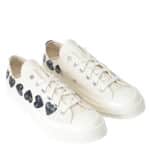 converse comme des garçons basses multi coeurs de couleur blanche vue de face sur fond blanc