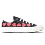 converse comme des garçons basses multi coeurs de couleur noire vue de coté sur fond blanc