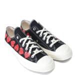 converse comme des garçons basses multi coeurs de couleur noire vue de face sur fond blanc