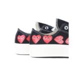 converse comme des garçons basses multi coeurs de couleur noire vue de près sur fond blanc