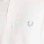 polo ecru cdg x fred perry vue de détail du logo
