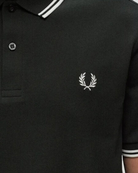 polo vert cdg x fred perry vue de détail