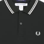 polo noir cdg x fred perry vue de détail du logo