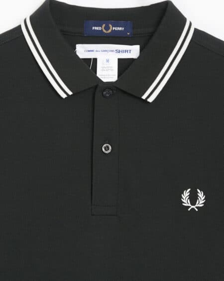 polo noir cdg x fred perry vue de détail du logo