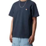 t-shirt chase manches courtes de la marque carhartt wip couleur dusky blue porté par un mannequin