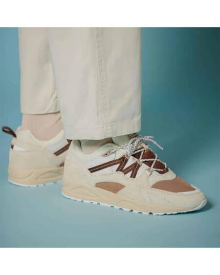 karhu fusion turtledove cappuccino vue porté par un mannequin