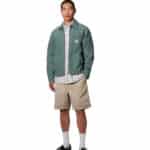 carhartt wip flint short couleur wall vue porté par un mannequin
