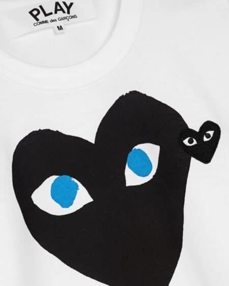 cdg play tshirt coeur noir yeux bleus vue detail en gros plan
