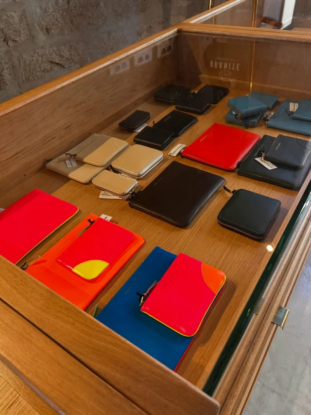 Comme des garçons Wallet 
La nouvelle sélection est à découvrir à la boutique 🤩
Nouvelles couleurs 🌈
Nouveaux modèles 🫶

#commedesgarconswallet 
#cuir#portefeuillecuir#wallet 
#graniteconceptstore#streetwear#lifestyle#shop#boutique#mode#shopping#pretaporter#portovecchio#corse#corsica
